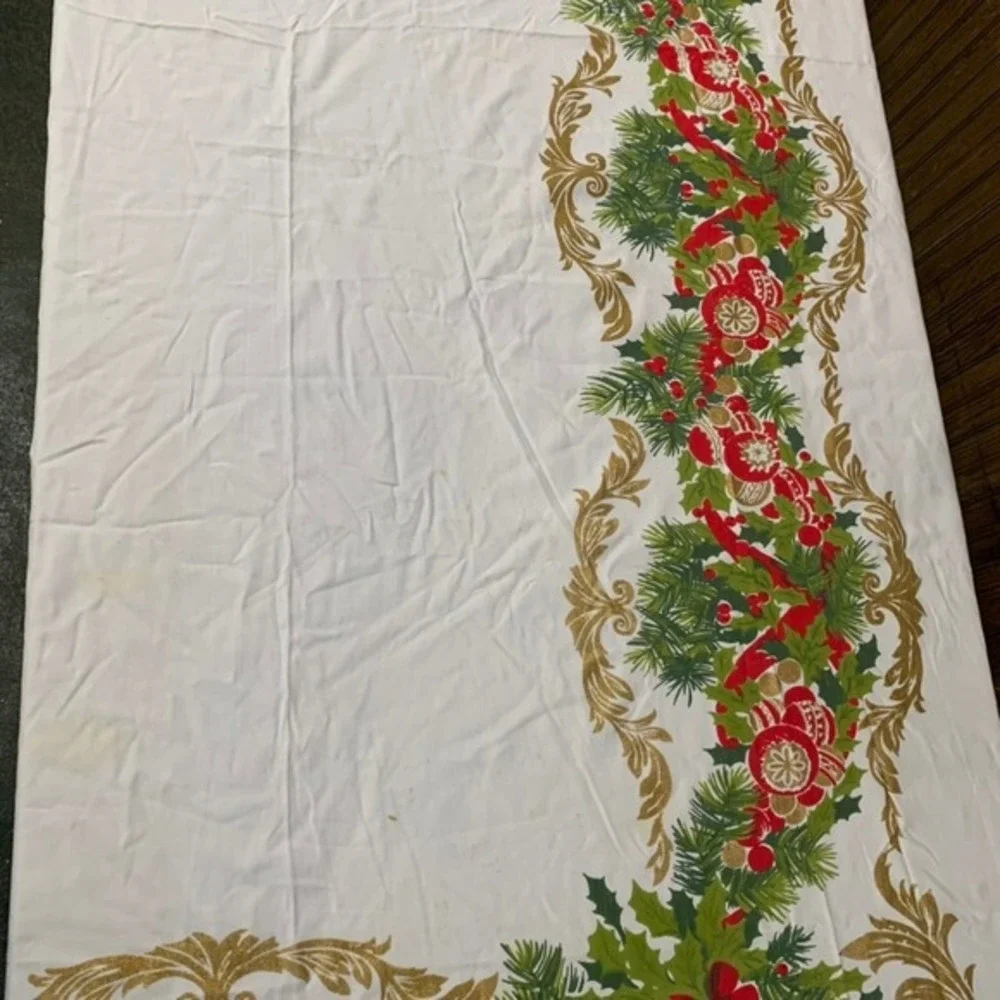 Vintage Christmas Tablecloth Holly Berry Gold‎ Trim Holiday 89 x 59 Rectangle